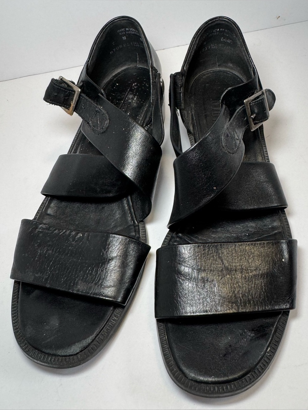 Munro American black leather strappy wedge sandals 7